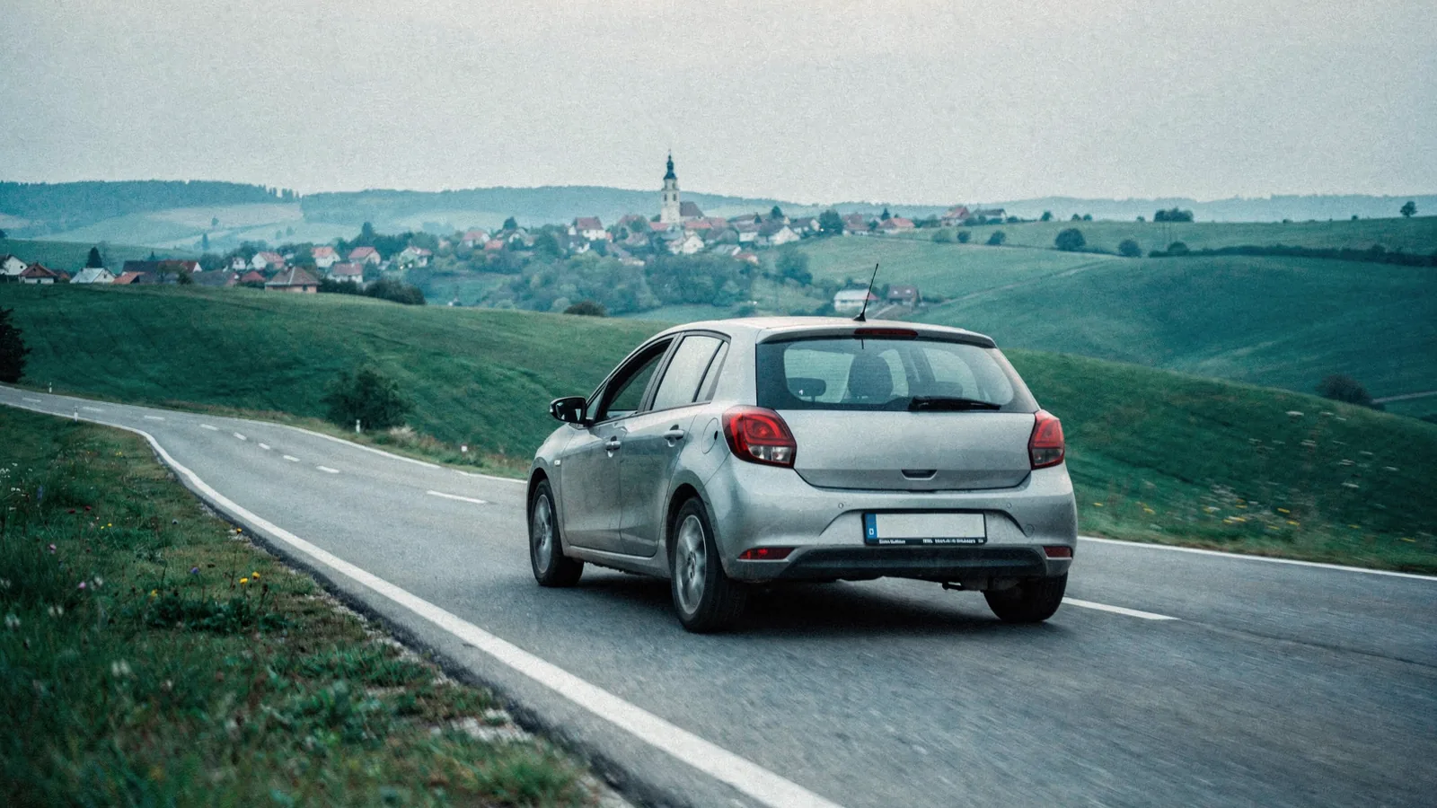 Auto pokračuje v ceste medzi zelenými kopcami na východnom Slovensku